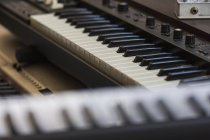 Cerrar teclados de piano y equipos de grabación de sonido - foto de stock