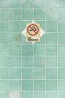 Non fumare segno sulla parete di piastrelle turchese — Foto stock