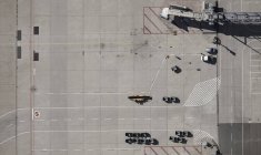 Vue de dessus des véhicules de service de l'aéroport et pont d'embarquement des passagers sur le tarmac à l'aéroport — Photo de stock
