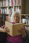 Portrait confiant livre de lecture de femme âgée — Photo de stock