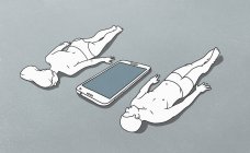Grand téléphone portable entre la silhouette féminine couchée face contre terre et la silhouette masculine couchée sur le dos — Photo de stock