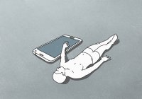 Une silhouette masculine couchée la main sur un grand téléphone portable — Photo de stock