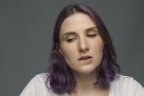 Портрет молодої жінки з пофарбованих волосся і ріжучі губи — стокове фото