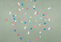 Variedad de píldoras y cápsulas de medicamentos - foto de stock