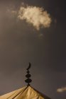 Символ полумесяца Ислама на вершине мечети под бурным небом, Марракеш, Марокко — стоковое фото