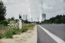 Выброс дыма из дымовых труб Боксбергской электростанции, Бранденбург, Германия — стоковое фото