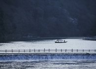 Човен на тихій річці, парк Арашіяма, площа Намансіма, Кіото, Японія — стокове фото