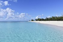 Idyllic, tranquil blue ocean and sunny beach, Grand Turk Island, Turks and Caicos Islands — Stock Photo