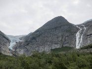 Мальовничий вид на льодовик і водоспад Jostedalsbreen, Норвегія — стокове фото