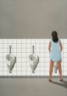 Transgenre femme uriner à salle de bain urinoir — Photo de stock