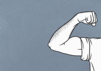 Homme aux bras poilus flexion biceps — Photo de stock