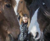Chica serena con caballos - foto de stock
