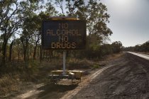 No hay señales de tráfico digital de alcohol sin drogas en las carreteras soleadas - foto de stock