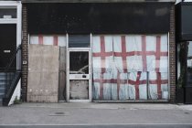 Drapeaux anglais couvrant la vitrine abandonnée, Margate, Angleterre — Photo de stock