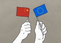 Men waving Chinese and European Union flags — Stock Photo