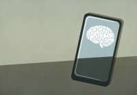 Зображення мозку на екрані смартфона. — стокове фото