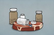 Таблетки в медицинских бутылках рядом с сырым мясом — стоковое фото