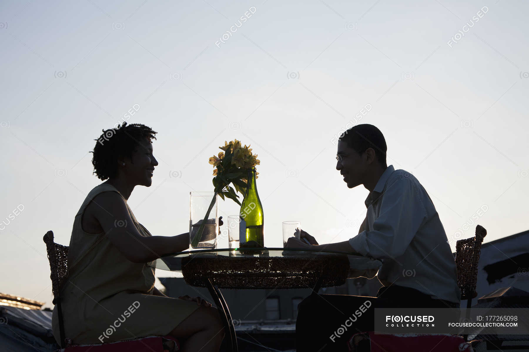 Ein Paar Speist Bei Sonnenuntergang Auf Einer Dachterrasse Silhouette Taille Stock Photo 177265098