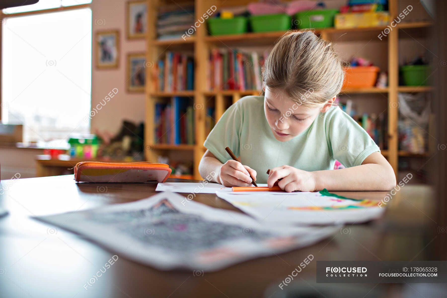 Чтение деятельность. Hausaufgaben картинка. Hausaufgaben machen картинка. She is doing her homework.