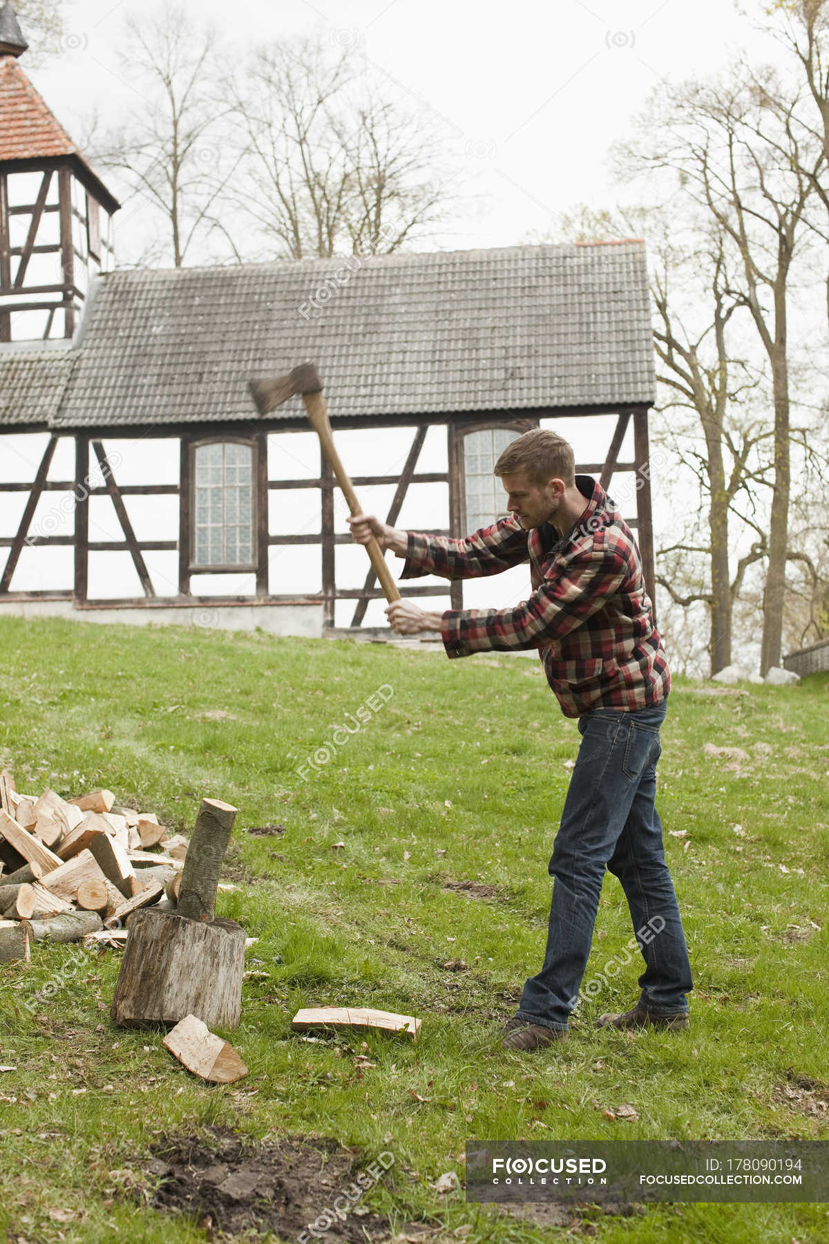 Country weekend. Рубить дрова. Заготовка дров в лесу. Человек рубит дрова. Немец рубит дрова.