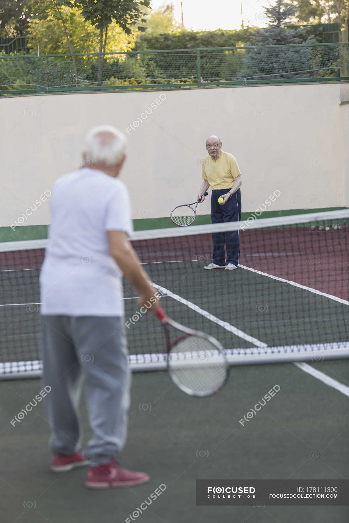 Uomini Anziani Che Giocano A Tennis Sul Campo Lunghezza Totale Calvizie Stock Photo 178111300