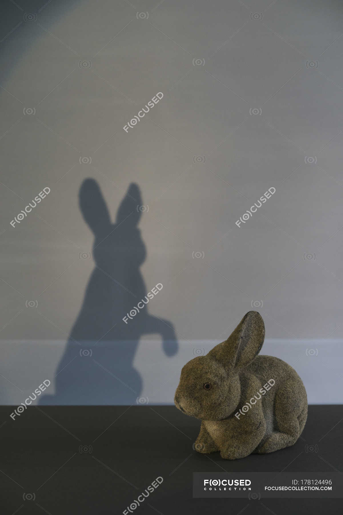 Зайчик тенью. Заяц из тени. Тень зайца. Кролик из тени. Фигура кролика на стену.