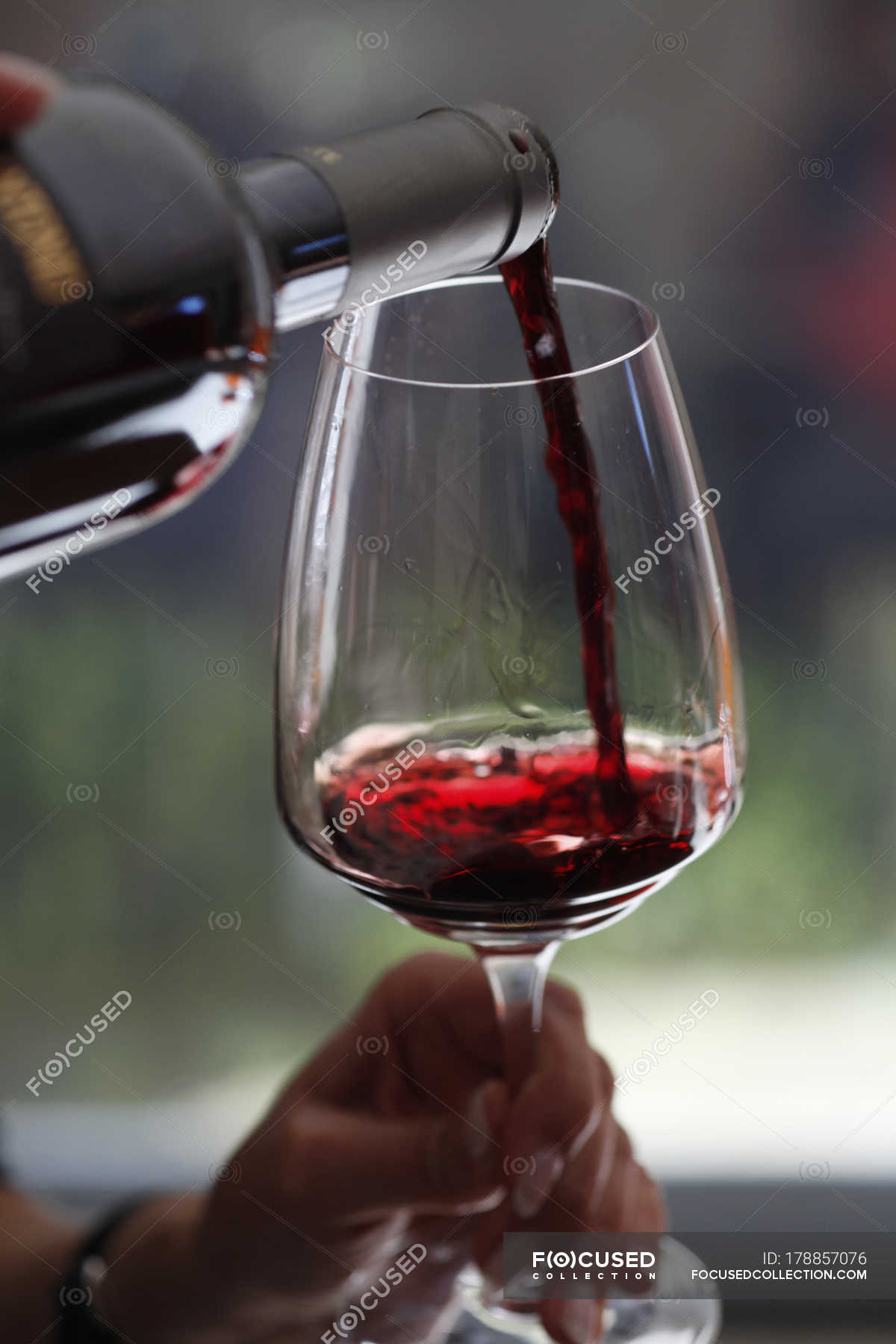 Большая вина. Бокал красного вина. Красное вино. Красное вино в бокале. Бокал с вином.