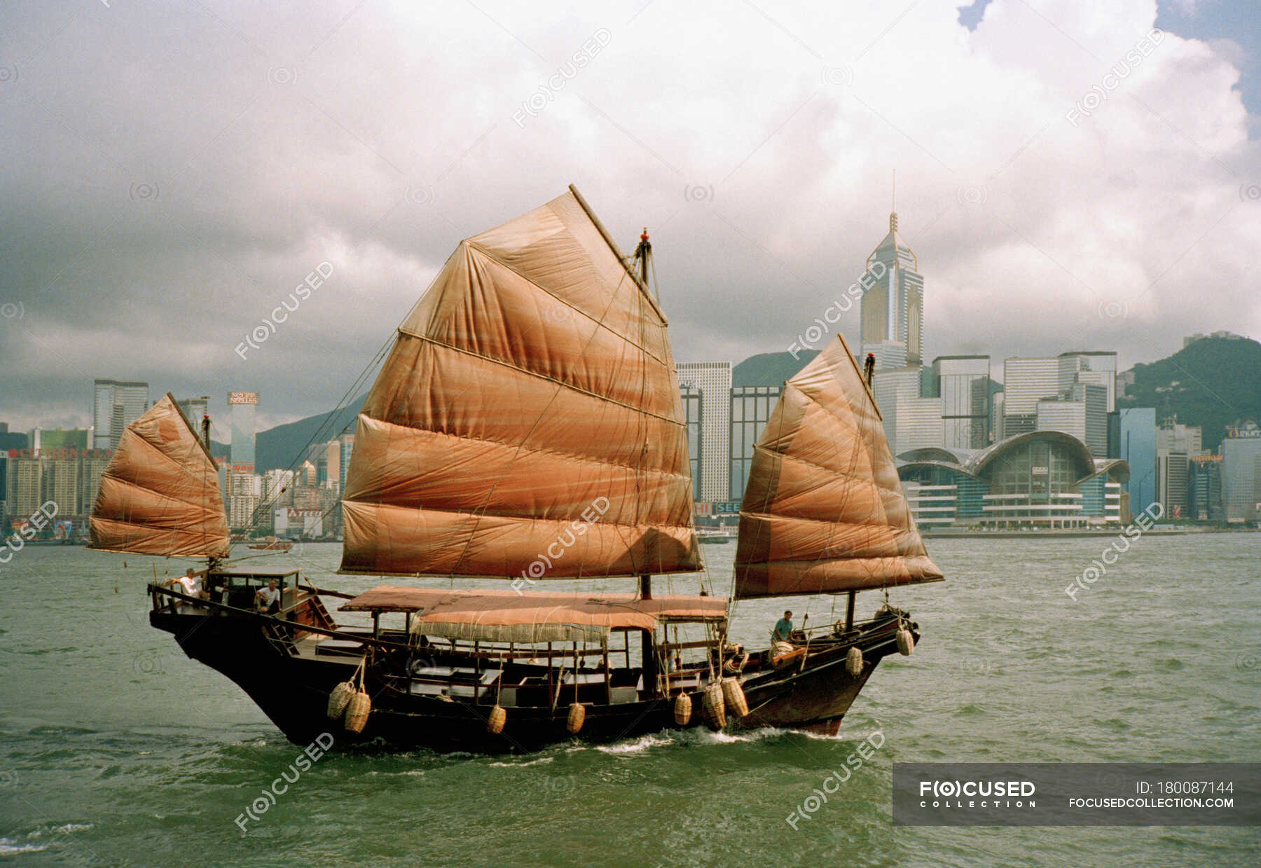 Китайская лодка 6 букв. Джонка. Китайские парусные суда. Лодка с парусом Китай. Древняя китайская Джонка.