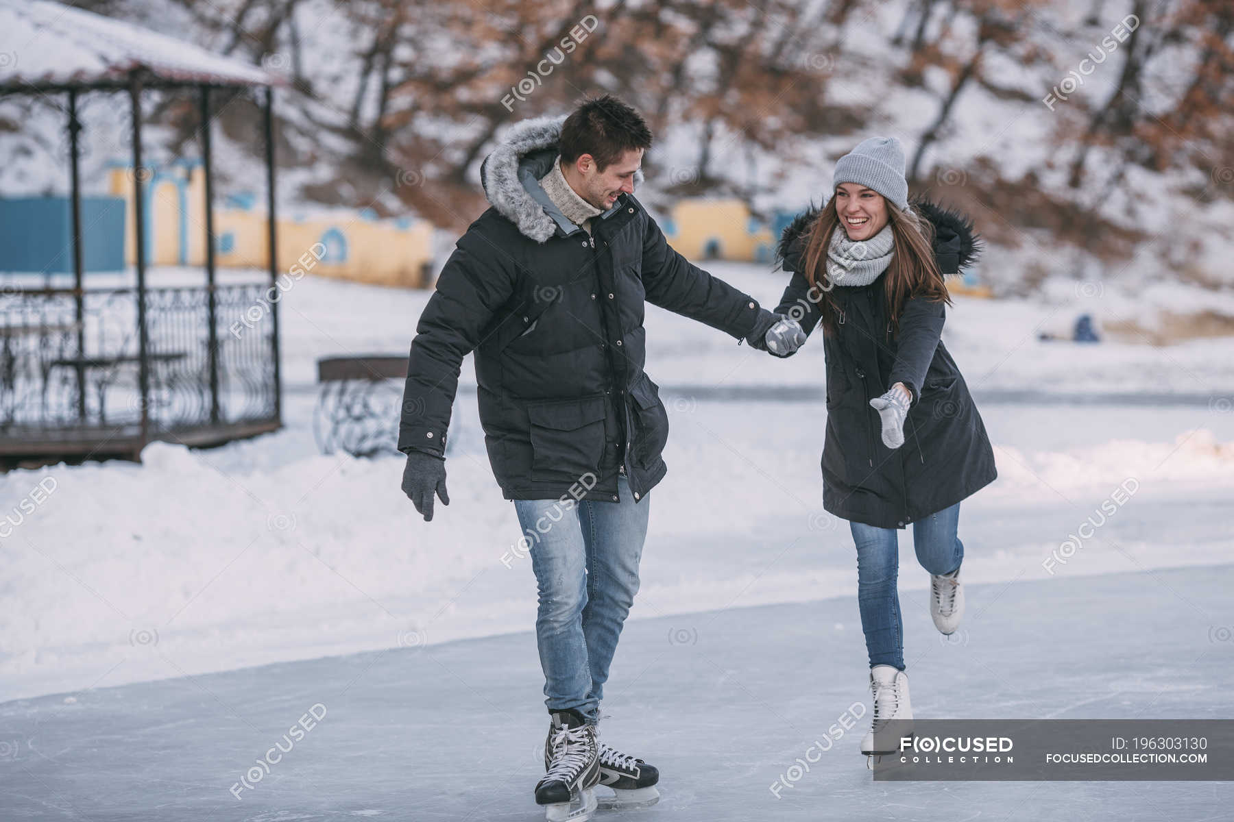 Лед пары. Влюбленные на коньках. Пара на катке. Парень и девушка катаются на коньках. Влюбленная пара на катке.