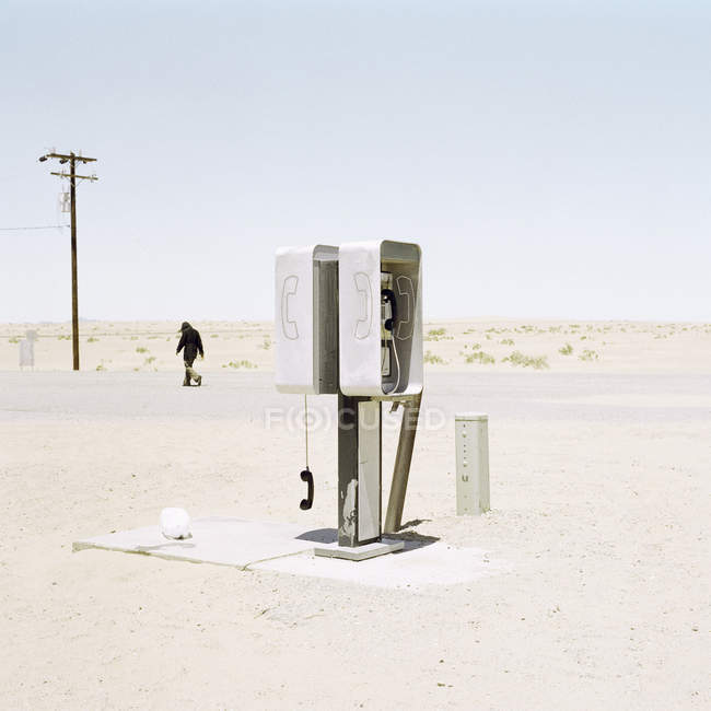 Receptor de teléfono público al lado de la carretera en el desierto - foto de stock