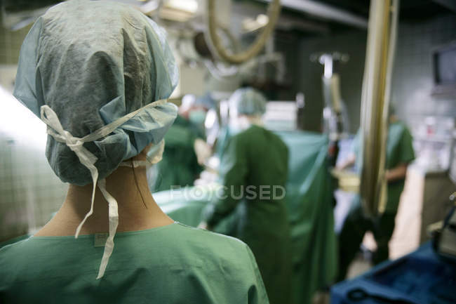 Задній вид медсестра стоять в операційної кімнаті — стокове фото