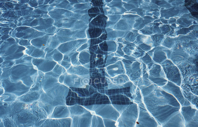 Низкий угол обзора голубой волнистой воды бассейна — стоковое фото