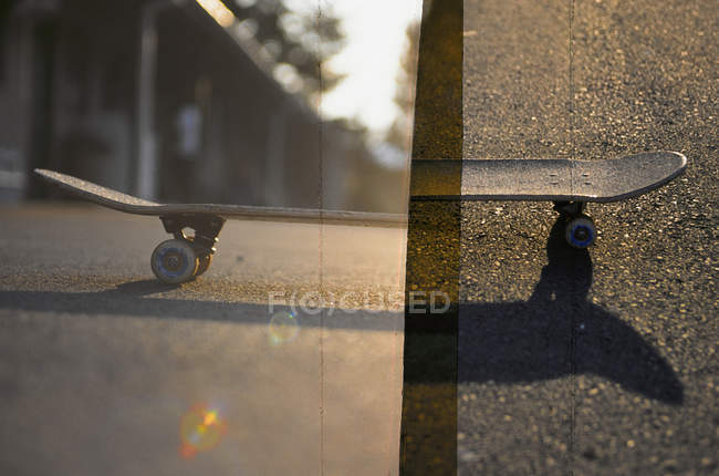 Image composite de skateboard sur asphalte — Photo de stock