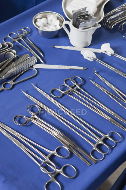 Vista de perto da bandeja com instrumentos e equipamentos cirúrgicos — Fotografia de Stock