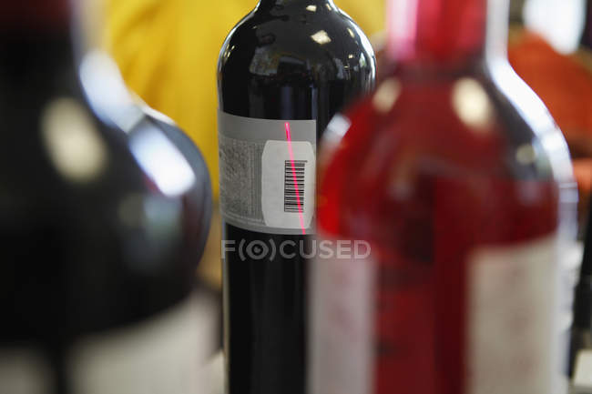 Escaneo láser vino botella código de barras - foto de stock