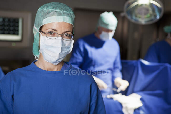Retrato de un cirujano - foto de stock