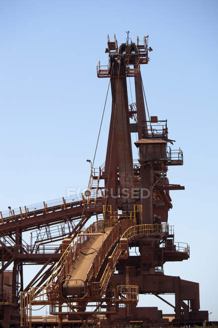Bucket wheel reclaimer at iron ore mine against sky — Stock Photo
