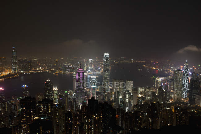 Ночной городской пейзаж литературных небоскребов — стоковое фото