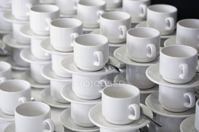 Full frame shot di tazze e piattini impilati — Foto stock