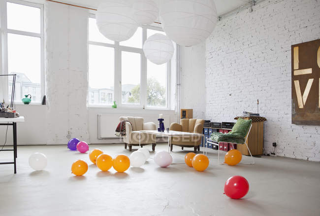 Vista interior de globos en el piso de la sala de estar moderna - foto de stock