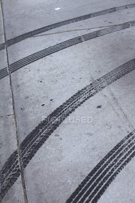 Следы шин на бетоне на улице — стоковое фото