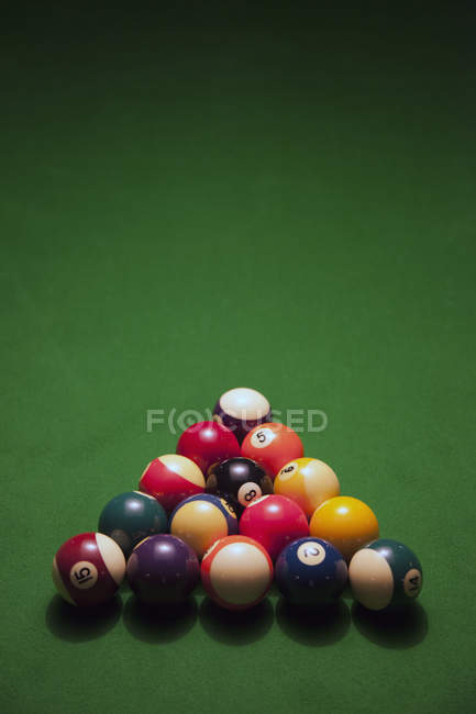Racked palle da biliardo su un tavolo da biliardo in feltro verde — Foto stock