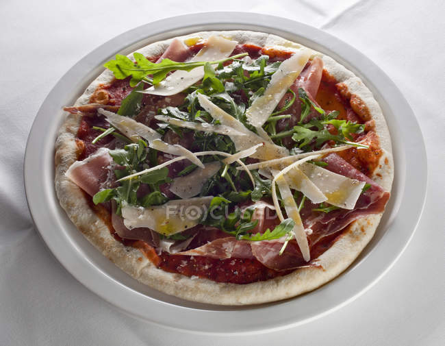 Close up view of pizza with ham and cheese on plate — Stock Photo