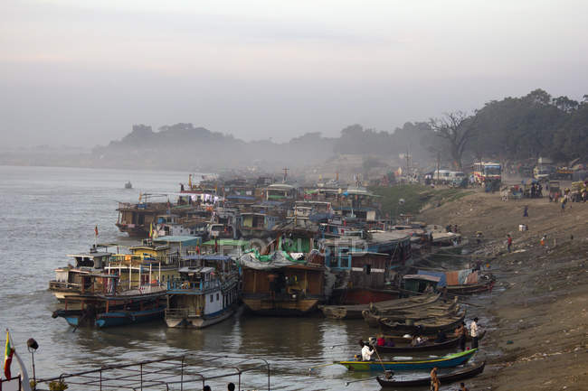 Barche ormeggiate sulla riva del fiume, Ayeyarwady River, Mandalay, Birmania — Foto stock