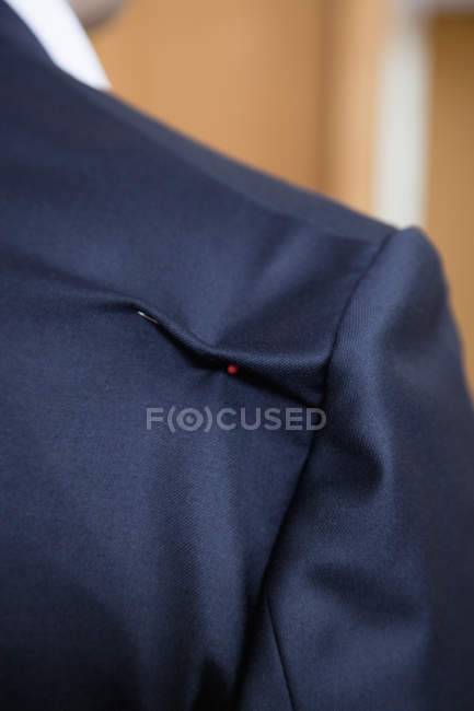 Fechar u vista do pino no ombro da jaqueta terno — Fotografia de Stock