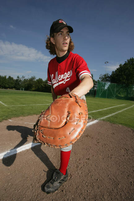 Jugador de béisbol de pie en el campo - foto de stock
