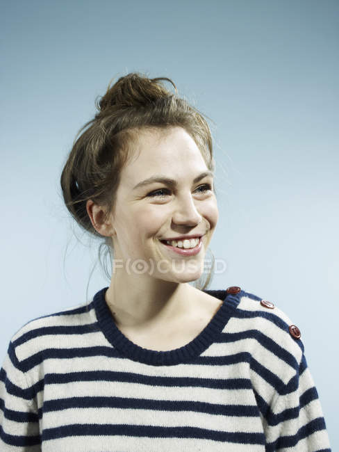 Ritratto di giovane donna felice su sfondo blu — Foto stock