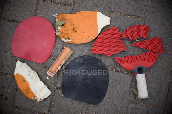 Racchette da ping pong rotte a terra — Foto stock