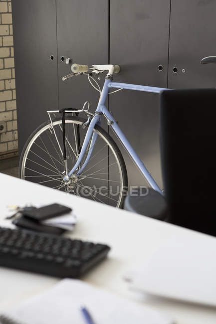 Vélo à table de bureau à l'intérieur — Photo de stock