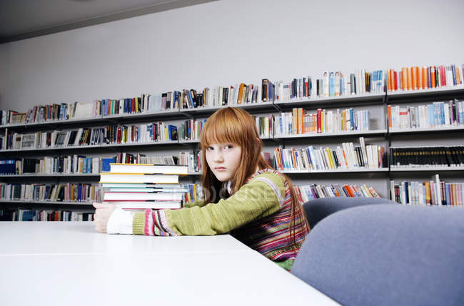 Ein Mädchen mit einem Stapel Bücher — Stockfoto